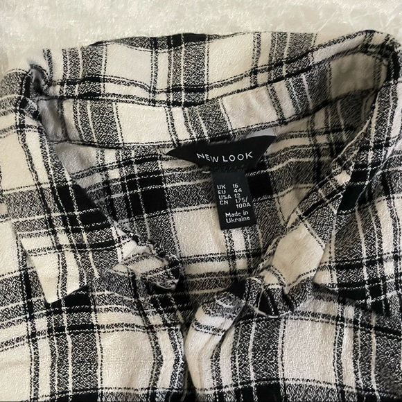 ❤️🔥3/$22❤️🔥 New Look white and black plaid flannel - Picture 4 of 6
